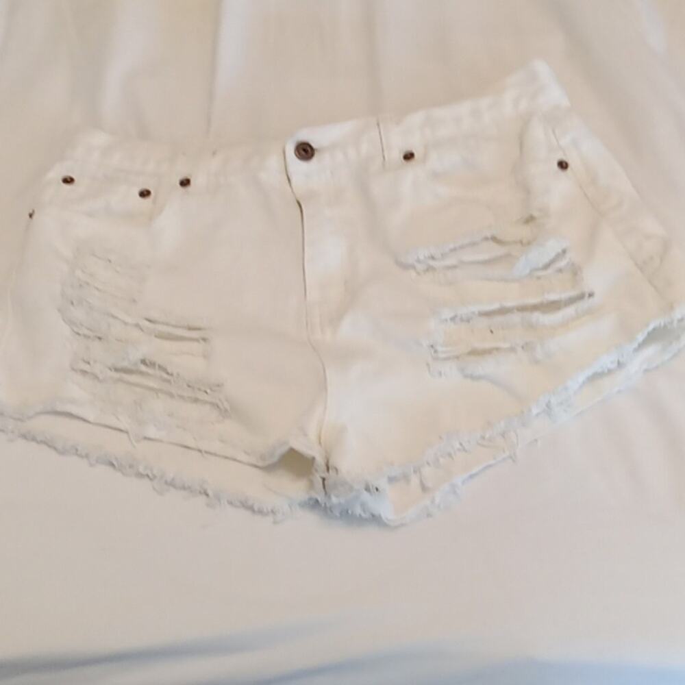 Forever 21 Women's White distressed denim shorts. Size 31 Summer Festival